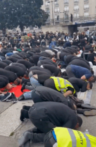 In het openbaar biddende moslims